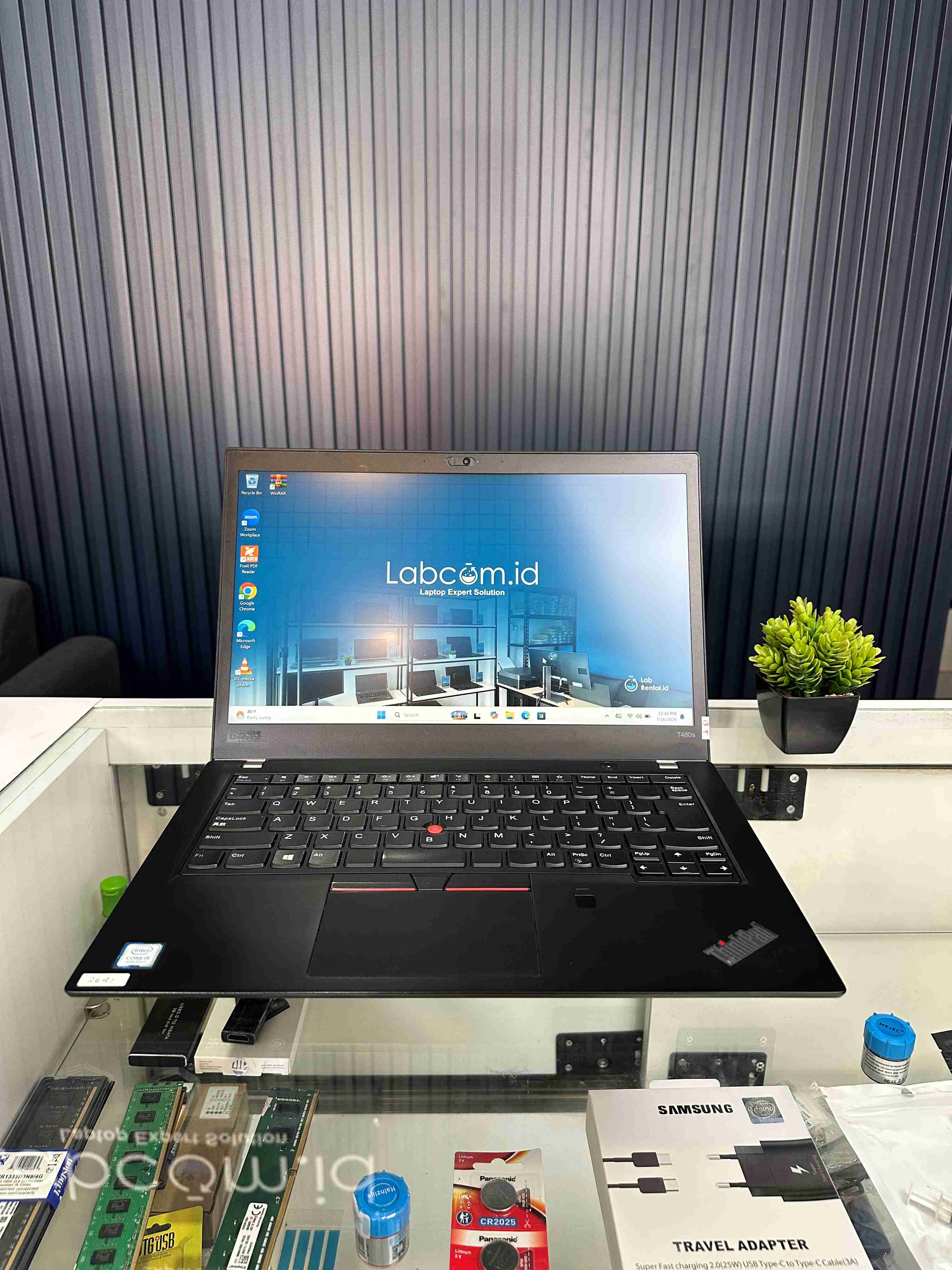 Lenovo ThinkPad T480S Prosesor Intel Core i5-8350U up to 3.6 GHz RAM 8 GB DDR4 up to 24 GB (8GB Soldered + 1 Slot) 2400 MHz SSD 256 GB NVMe VGA Intel UHD Graphics 620 14" FHD Win 11